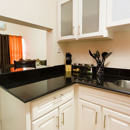 The Embassy Luxury Apt Crystal Towers II Kingston Extérieur photo