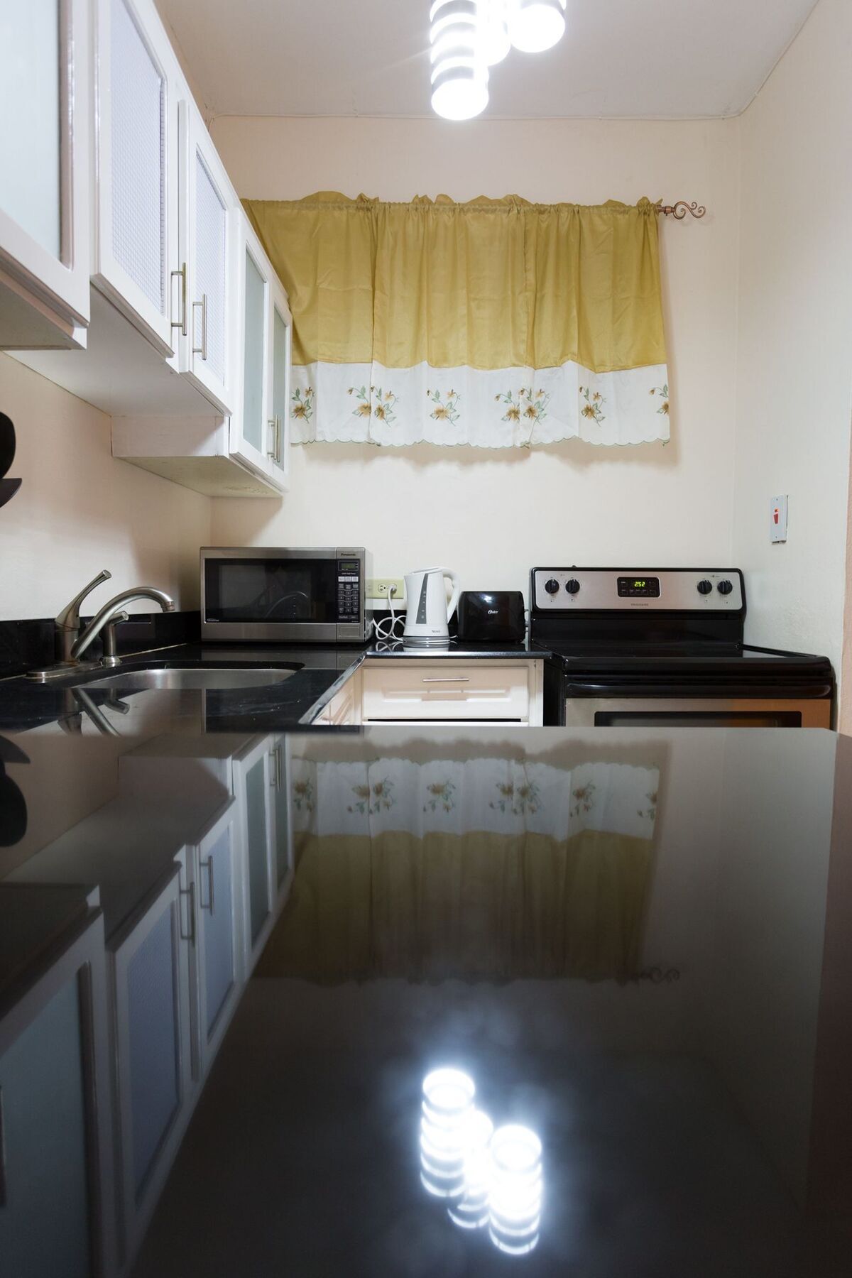 The Embassy Luxury Apt Crystal Towers II Kingston Extérieur photo