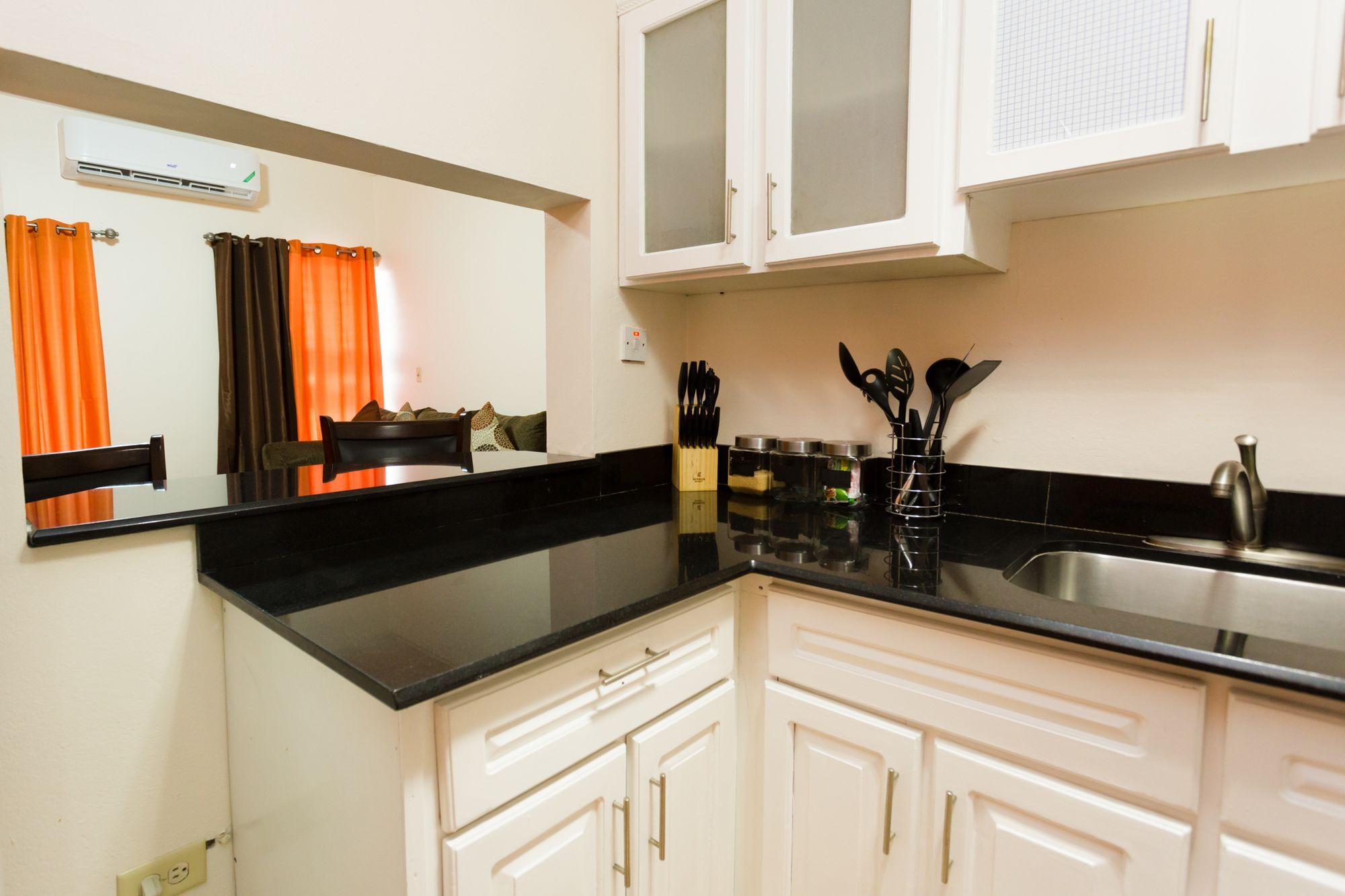 The Embassy Luxury Apt Crystal Towers II Kingston Extérieur photo