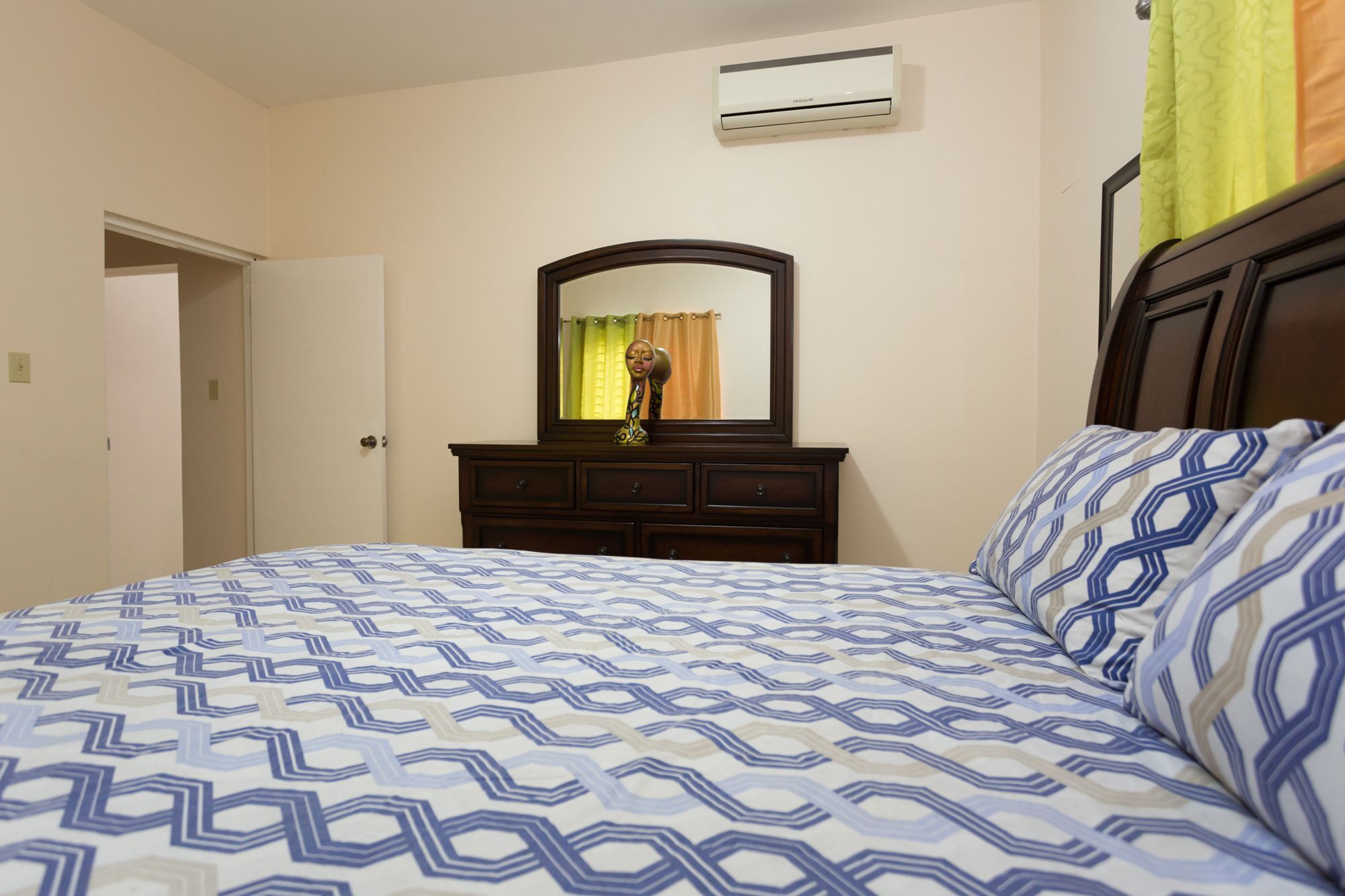 The Embassy Luxury Apt Crystal Towers II Kingston Extérieur photo